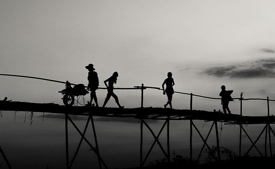 orang-orang, jembatan, hitam dan putih, Vietnam, bayangan hitam, matahari terbenam, senja, malam, berjalan, jembatan kayu, sungai