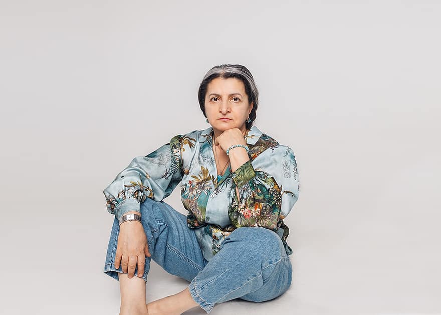 Armine Khachatryan, artiest, portret, vrouw, een persoon, volwassen, levensstijlen, op zoek, zittend, studio opname, schoonheid