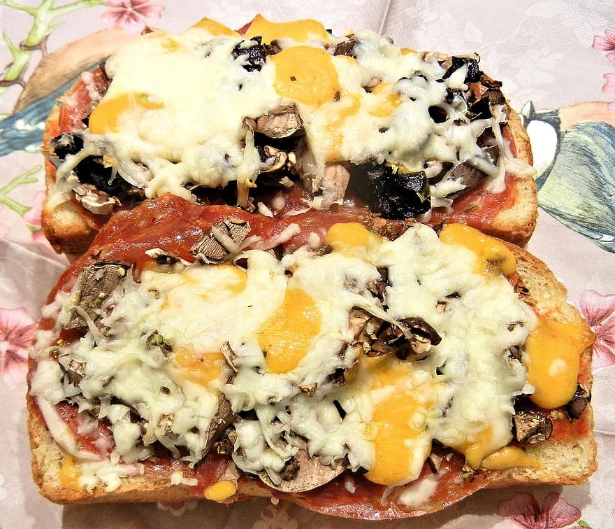 pizza brød, oste, salami, oliven, svampe