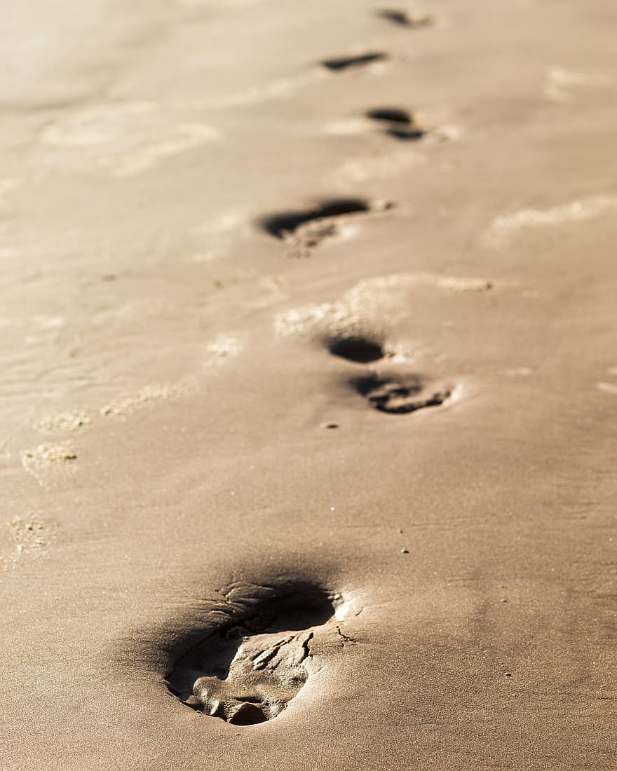 Fußabdrücke, Sand, Fußabdruck, Sommer-, menschlicher Fuß, Hintergründe, Nahansicht, Gehen, Urlaube, Küste, Muster