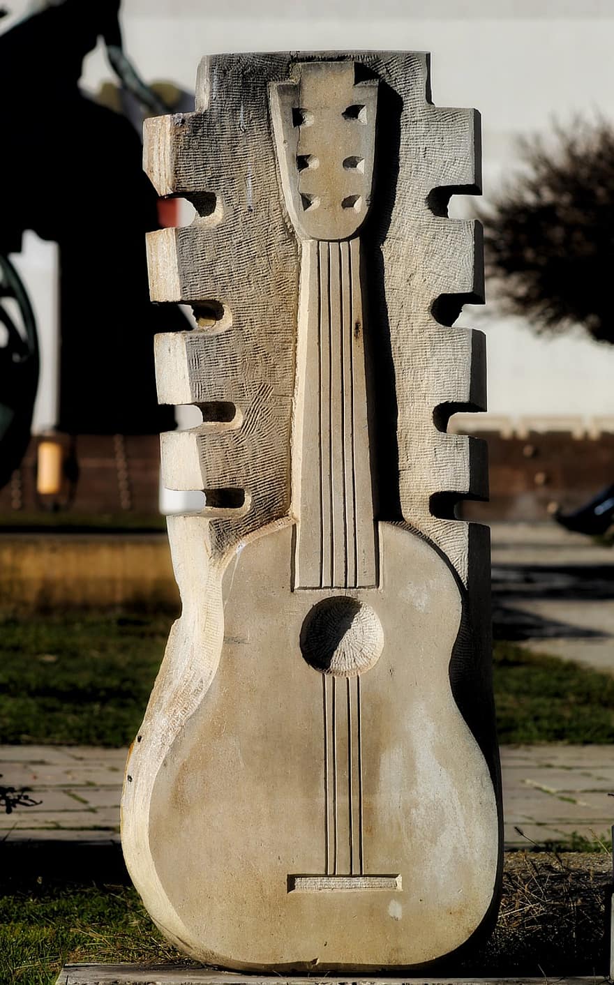 記念碑、ブカレスト、ギターの彫刻、ギター、楽器、木材、閉じる、弦楽器、装置、ひも、古い