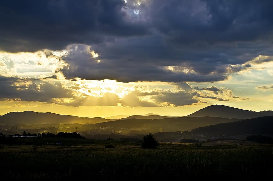 montagne, nuvole, tramonto, cittadina, città, Wałbrzych, Monte Chelmiec, Polonia, scenario, paesaggio, luce del sole