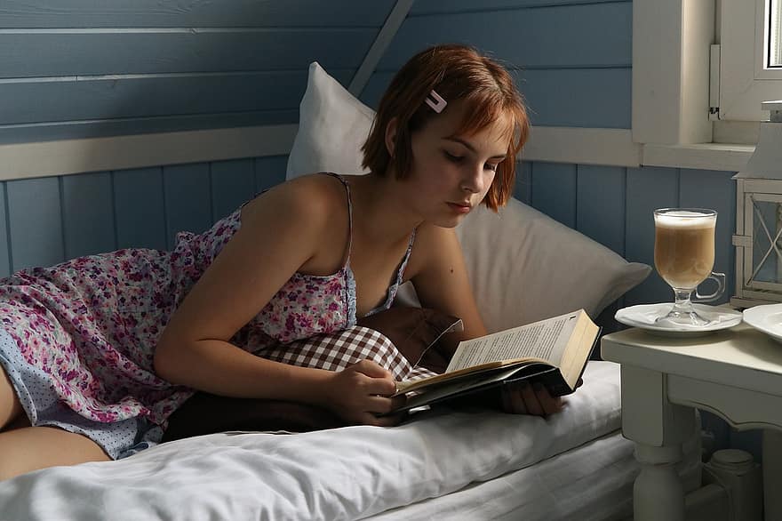 flicka, säng, sovrum, liggande, bokläsning, ny, bok, öppen bok, läsning, cappuccino, kopp kaffe