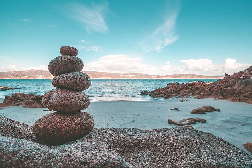 балансиране на скалите, балансиране на камъни, скално подреждане, каменни стекове, каменна купчина, каменна копка, камъни, купчина от камъни, баланс, плаж, крайбрежие