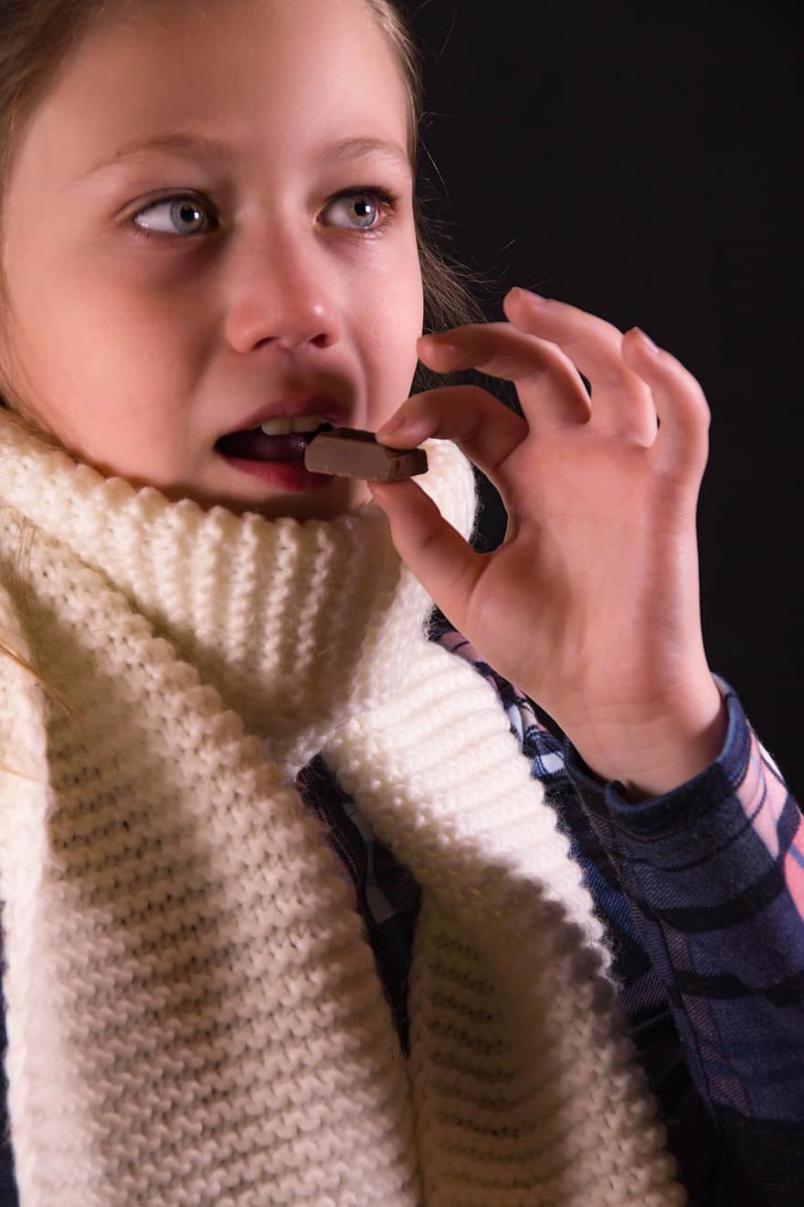 فتاة ، شوكولاتة ، صورة ، تأكل ، يتناول الطعام ، تناول الشوكولاته ، وشاح ، ملابس الشتاء ، الملابس الشتوية ، فتاة صغيرة