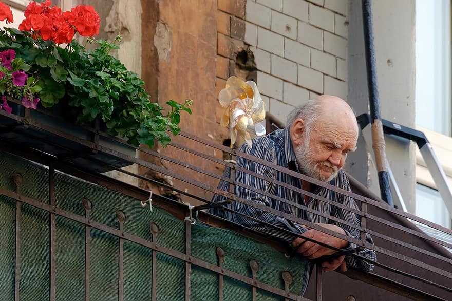 mężczyzna, Starsi, smutny, patrząc, balkon, budynek, mężczyźni, starszy dorosły, jedna osoba, starsi mężczyźni, dorosły