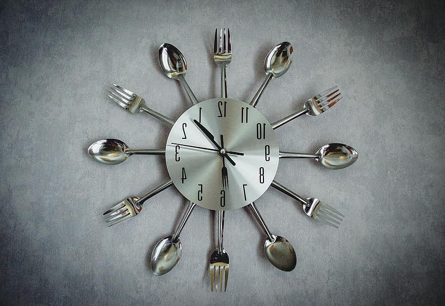 pulkstenis, trauki, laiks, sudraba šķīvis, karotes, dakšas, Pavāra pulkstenis, virtuves pulkstenis, tuvplāns, virtuve, vienkrāsains