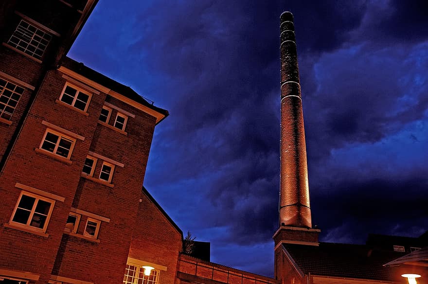 nuit, bâtiment industriel, cheminée, usine, cheminée d'usine, Schorndorf