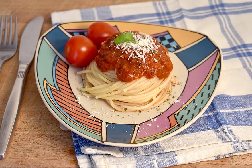 spageti, makaroni, ēdiens, tomāti, pusdienas, maltīti, tomātu, plāksnes, svaigumu, gardēdis, ēdiena gatavošana