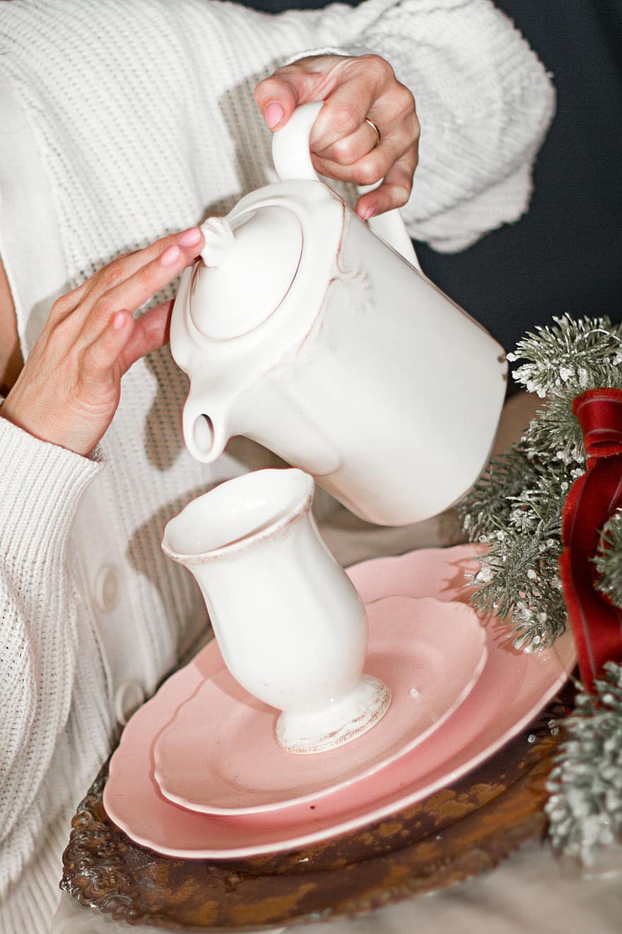 puodelis, Kalėdos, pusryčiai, kavinukas, virdulys, kava, keramika, moterys, Iš arti, žmogaus ranka, vienas asmuo