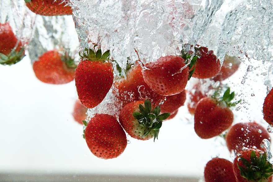 des fraises, fruits, éclaboussure, eau, submergé, Frais, fraises fraiches, Fruits frais, lavage, nettoyer