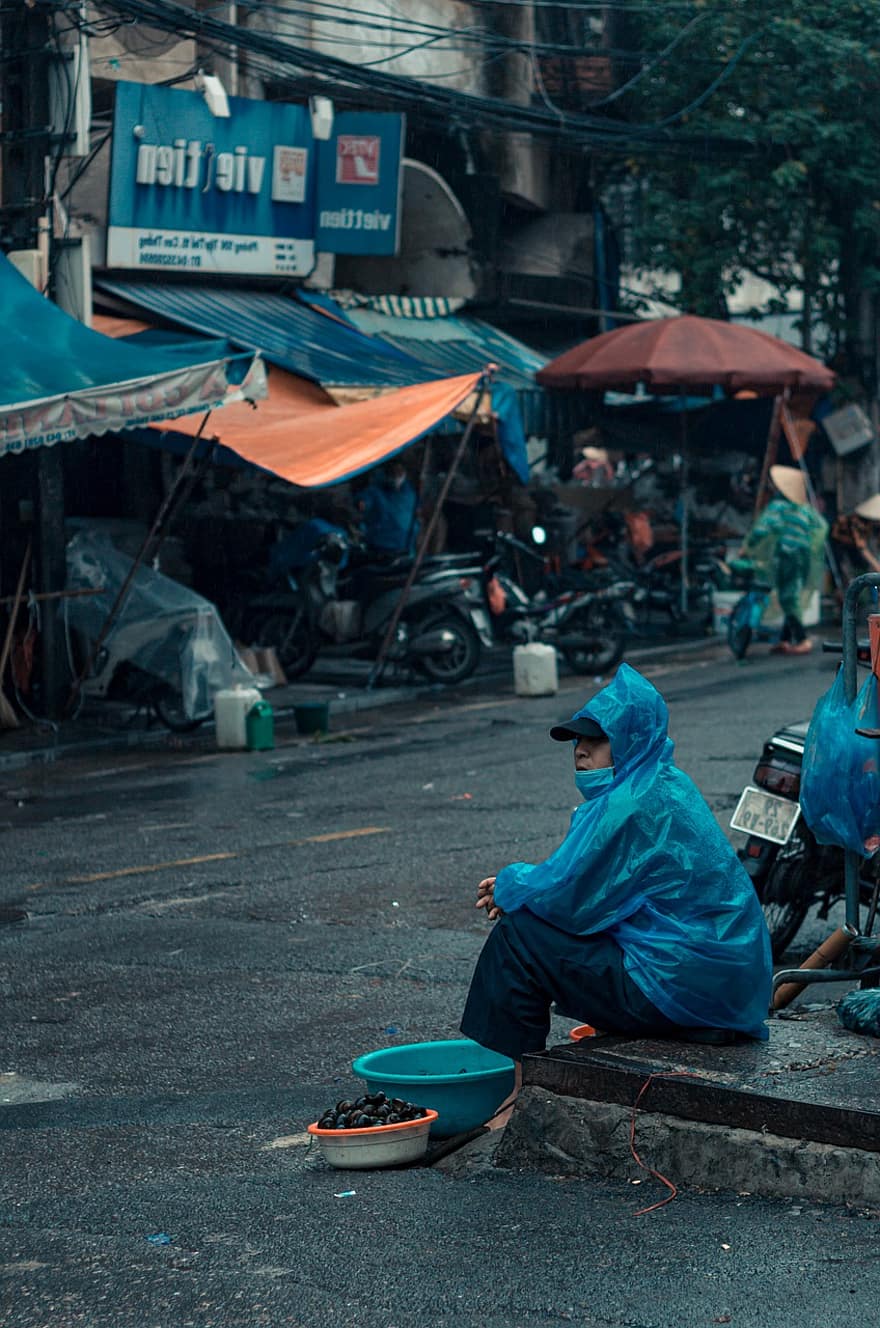 Vietnam, Hanoi, piac, élet, Férfi, eladó, eső, út, szabadban, város