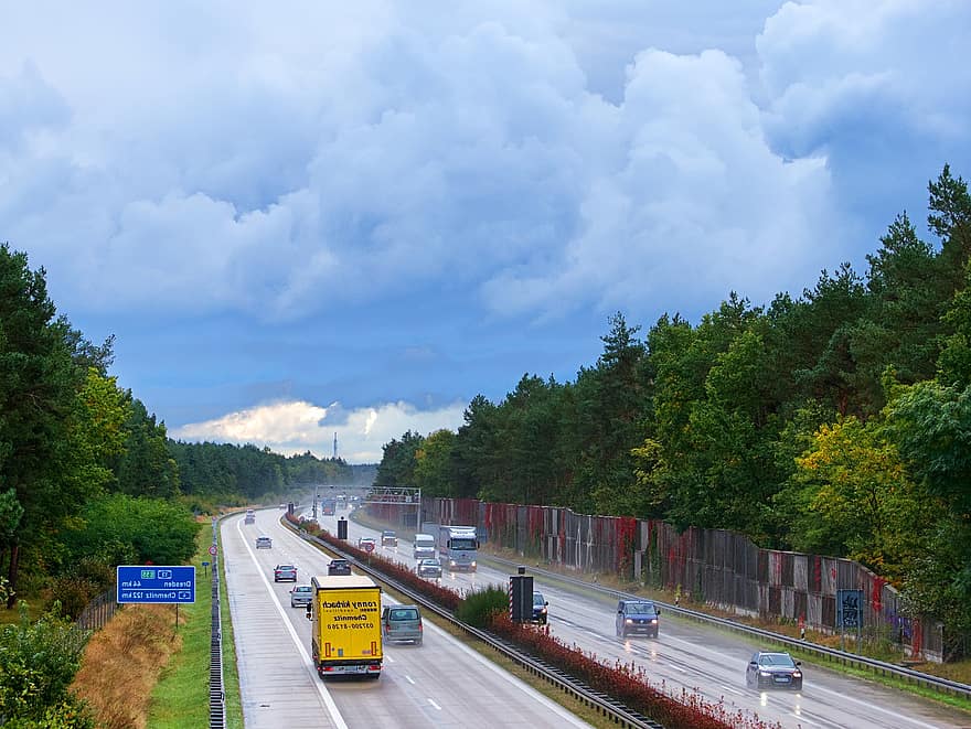 országút, járművek, forgalom, szállítás, időjárás, felhők, esik, őszi időjárás