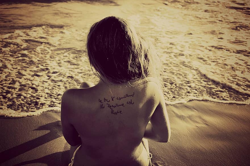 mulher, areia, jovem mulher, feriado, beleza, relaxamento, descansar, tatuagem, mulher de volta, nu, mar