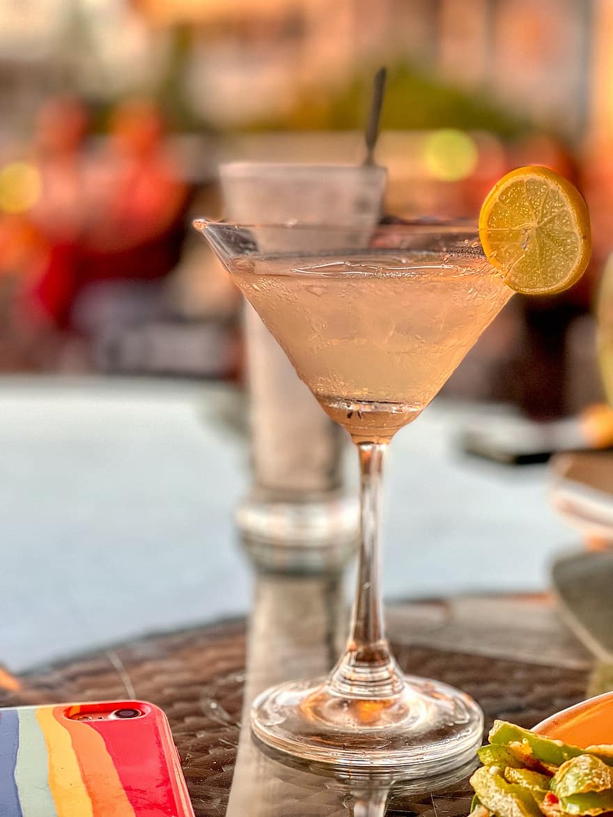 cocktail, boisson, verre, martini, citron, de l'alcool, table, verre à boire, été, bar, établissement de boissons