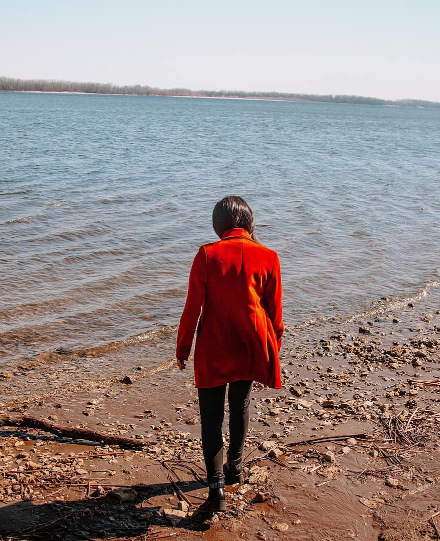 mulher, de praia, Caminhando na praia, jaqueta vermelha, mar, oceano, ensolarado, homens, uma pessoa, adulto, agua
