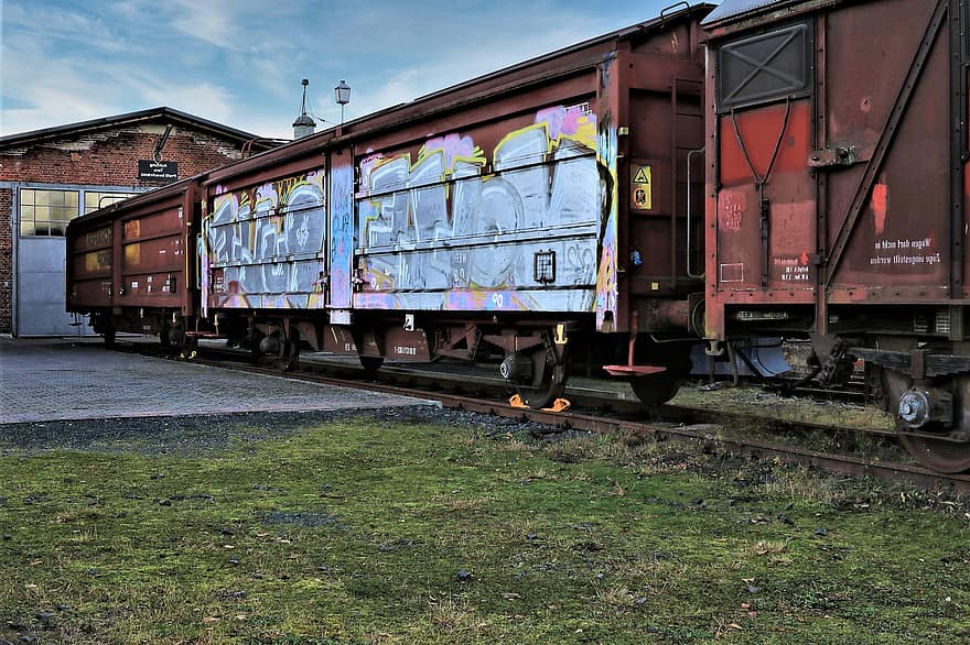 furgón, antiguo, pintado, oxidado, pista, cobertizo de locomotoras, ferrocarril, portón, firmar, vías de tren, transporte