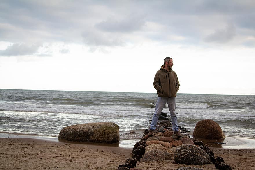 Балтийско море, мъж, плаж, зима, крайбрежие, морски бряг, хора, един човек, възрастен, начин на живот, вода