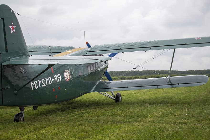 vintage vliegtuig, vliegtuig, antonov an-2, luchtvaart, vliegterrein