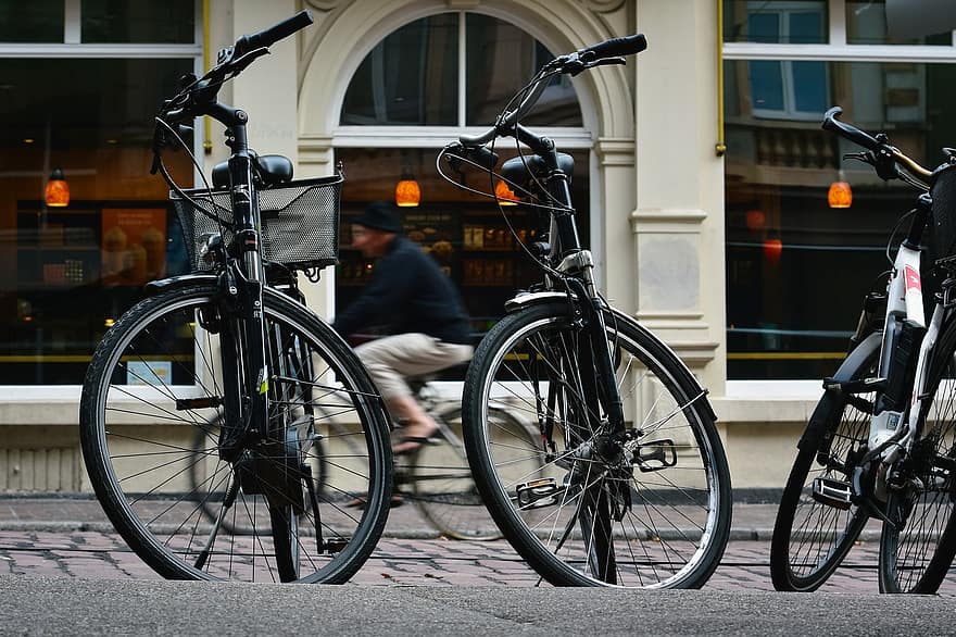 biciclete, stradă, oraș, drum, parcare, în aer liber, bicicletă, transport, ciclism, viata de oras, mijloc de transport