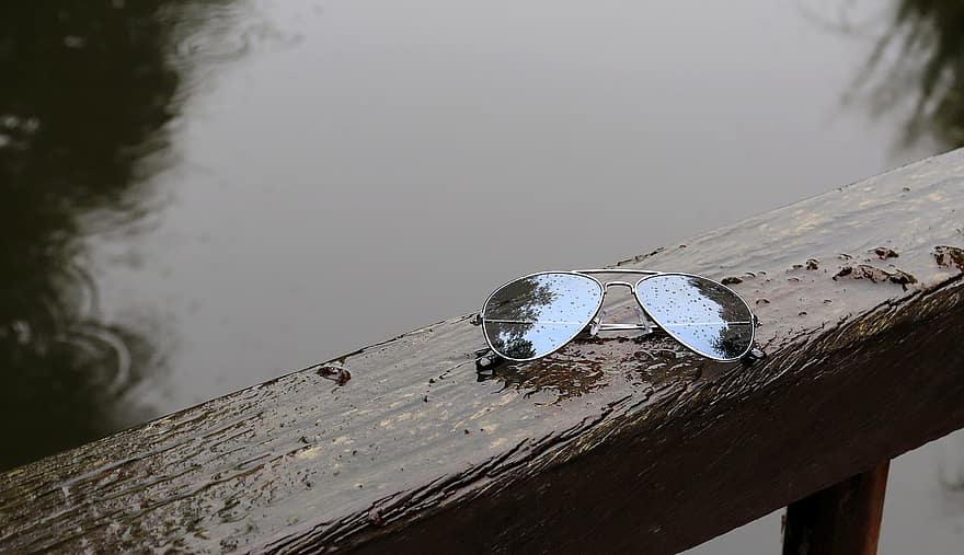 estate, occhiali da sole, pioggia, bicchieri, goccia di pioggia, piovuto, avvicinamento, ringhiere di legno, tempo metereologico, male, su