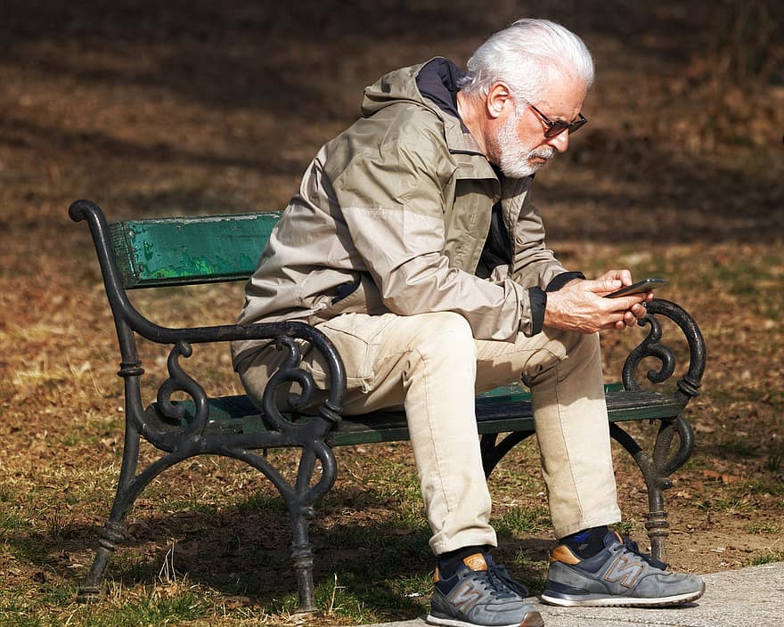 ældre, mand, bænk, parkere, udendørs, skæg, smartphone, herrer, en person, senior voksen, sidder