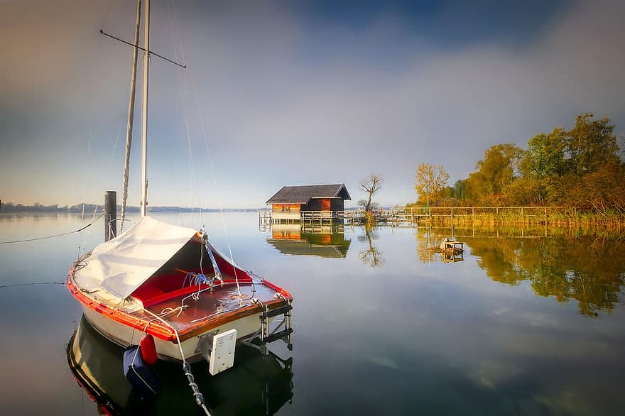 lago, barco, casa, casa de barco, barco a vela, doca, águas calmas, espelhamento, reflexão, reflexão de água, imagem espelhada