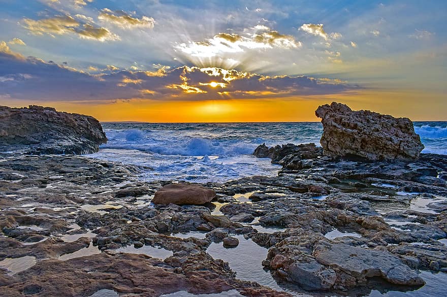 Кипр, заход солнца, каменистый пляж, скалистое побережье, море, пляж, облака, горизонт, смеркаться, береговая линия, Восход