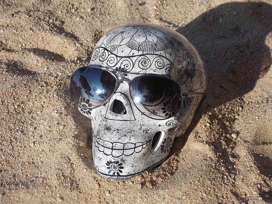 arena, cráneo, lentes