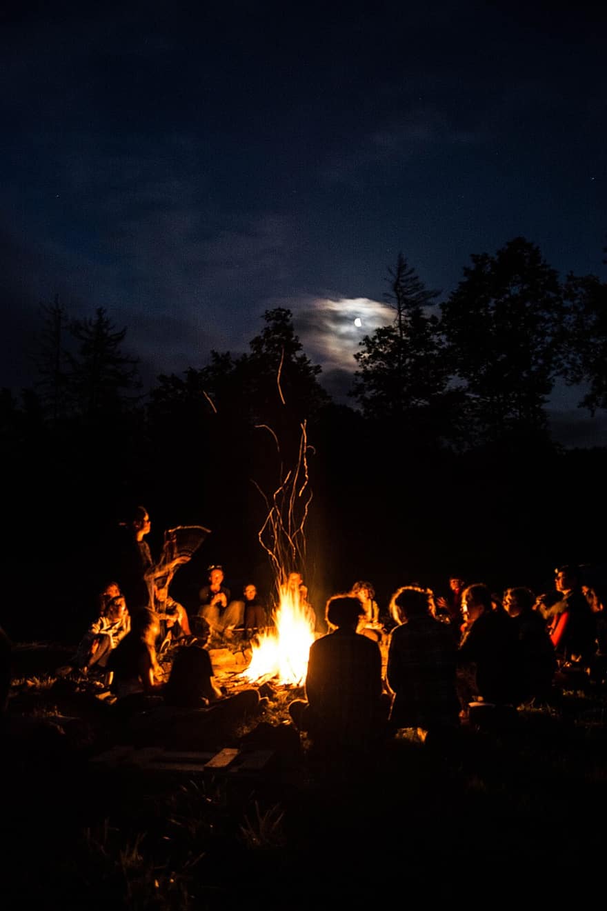 Feuer, Menschen, Nacht-, Gruppe, Gemeinschaft, Wald, draußen, Mond, Silhouette, Naturphänomen, Lagerfeuer