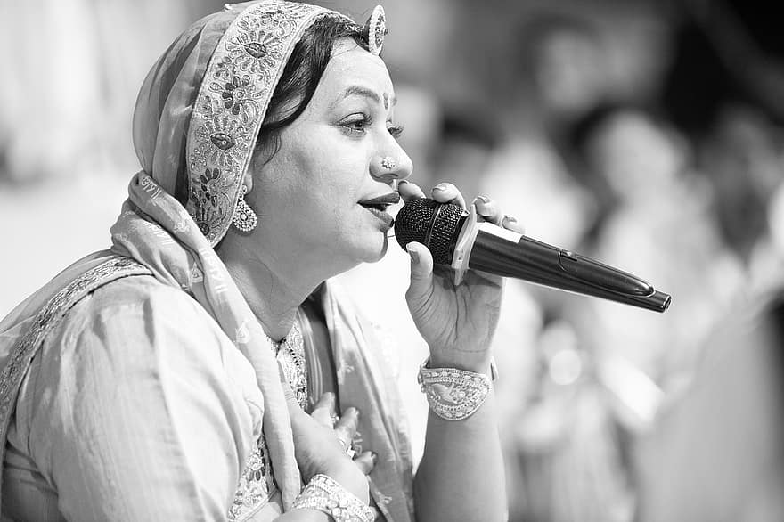співак, Ааша Вайшнав, індійська співачка, сценічне виконання, бхаджан, пісня, чорний і білий, музикант, жінки, музичний інструмент, дорослий