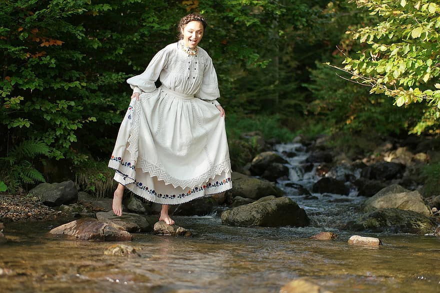 момиче, модел, река, поток, скали, камъни, рокля, усмихнати, традиционен костюм, женски пол, щастлив