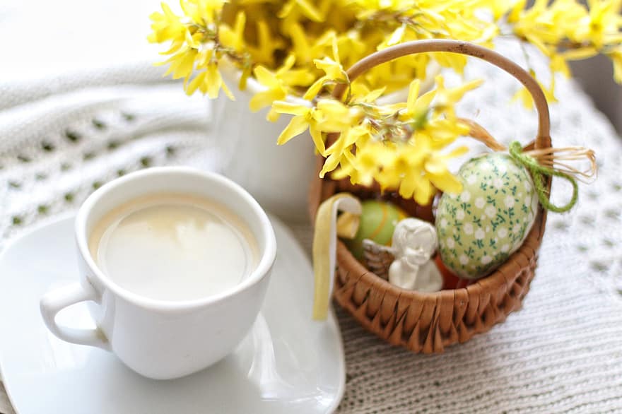 Pasqua, caffè, fiori, arredamento di pasqua, decorazione, mattina, fiori gialli, freschezza, giallo, avvicinamento, bere