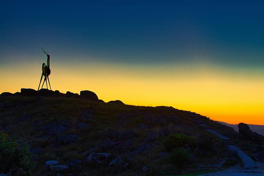 Vila Nova De Cerveira, Черный металлический олень, гора, олень, скульптура, Восход, заход солнца, сумерки, Португалия, туризм, природа