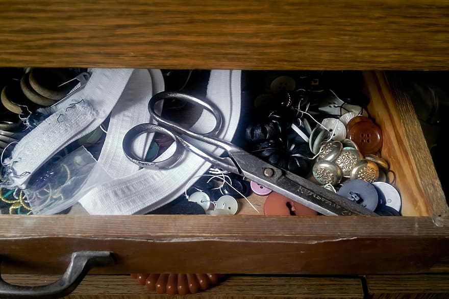 Бабино чекмедже, стари ножици, бутони, панделки, инструменти, бюро, шивач, шиене, облекло, дърво, оборудване