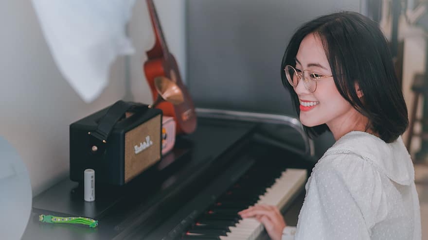 moteris, paino, Azijoje, Vietnamo moteris, pianistas, groti pianinu, šypsena, moterys, vienas asmuo, suaugusiųjų, šypsosi