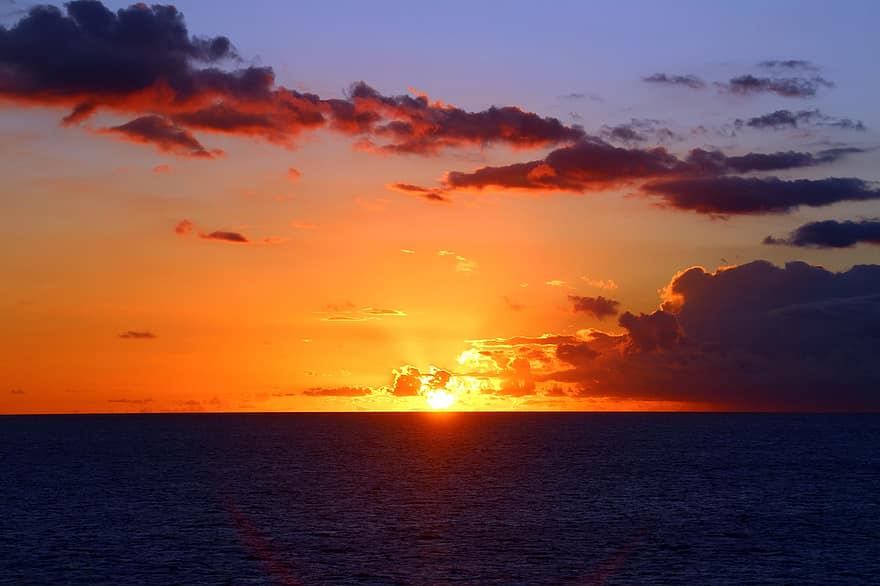 zeegezicht, zee, zonsondergang, zonnestralen, zonlicht, oceaan, water, horizon, bewolkte lucht, Oranje lucht