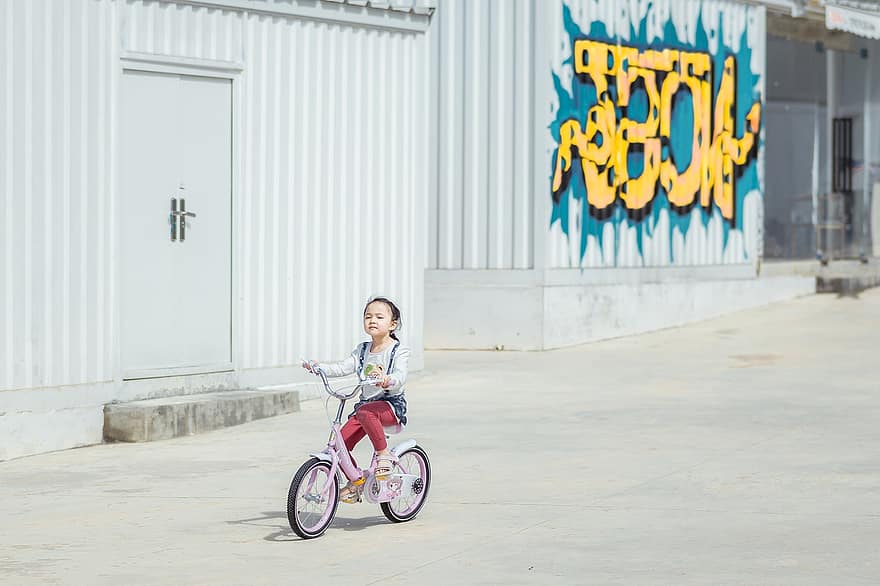 mała dziewczynka, jazda na rowerze, na dworze, rower, przejażdzka rowerowa, dziecko, jedna osoba, zabawa, uśmiechnięty, chłopcy, styl życia