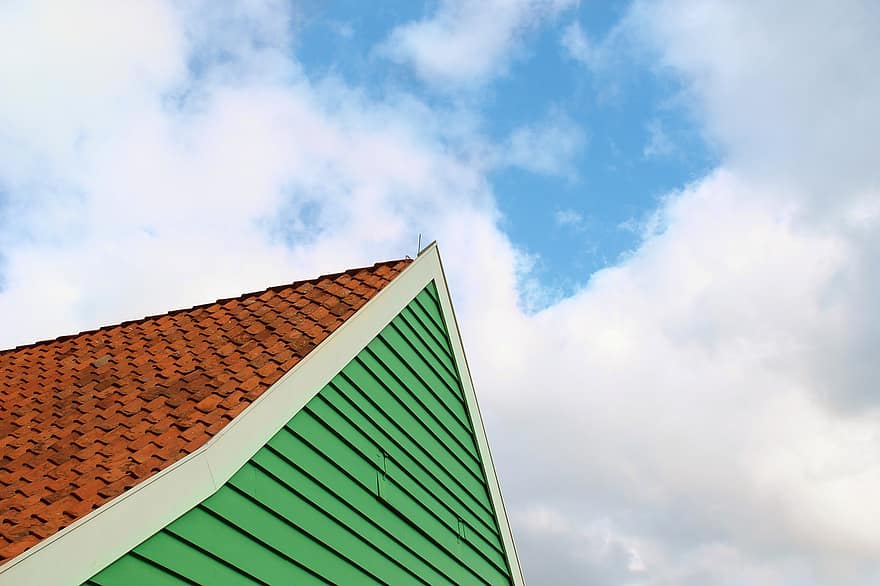 casa, sostre, núvols, arquitectura, exterior de l'edifici, blau, teula de teulada, primer pla, color verd, industria de la construcció, estructura construïda