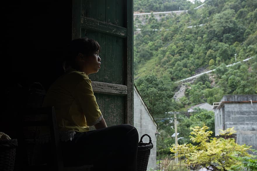 kvinne, landsbygda, Guangxi, landlig område, én person, sitter, menn, livsstil, fjell, hanner, vindu