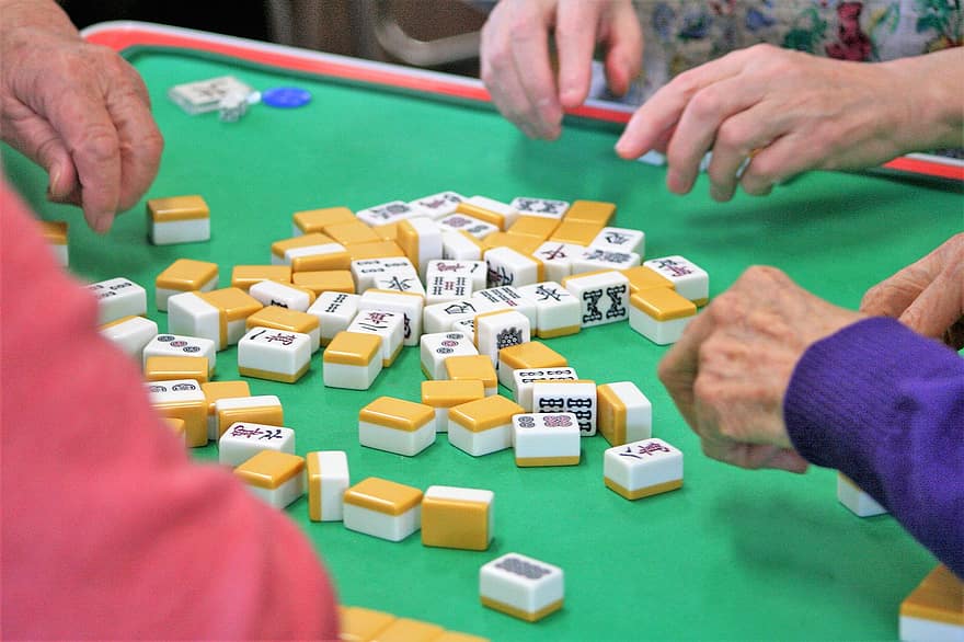 mahjong, spel, äldre, senior, gamla människor, mahjong brickor, fritid, vadhållning, hasardspel, fritidsspel, mänsklig hand