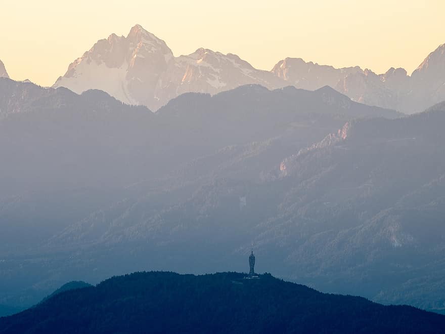Torre Pyramidenkogel, Carinzia, tramonto, Alpi Giulie, Keutschach Am See, Austria, montagne, paesaggio, montagna, picco di montagna, catena montuosa