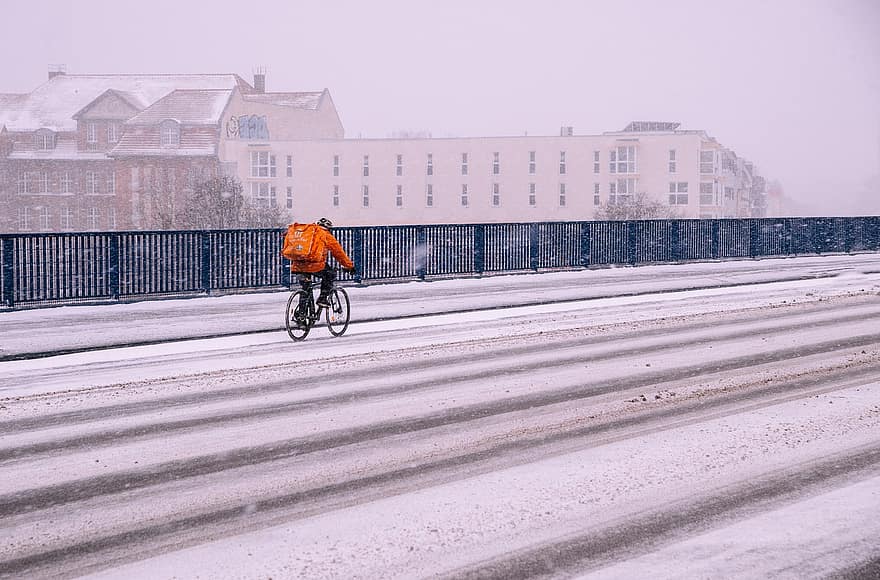 велосипед, человек, снег, Дорога, улица, велосипедная прогулка, велосипедист, снежно, идет снег, снегопад, иней