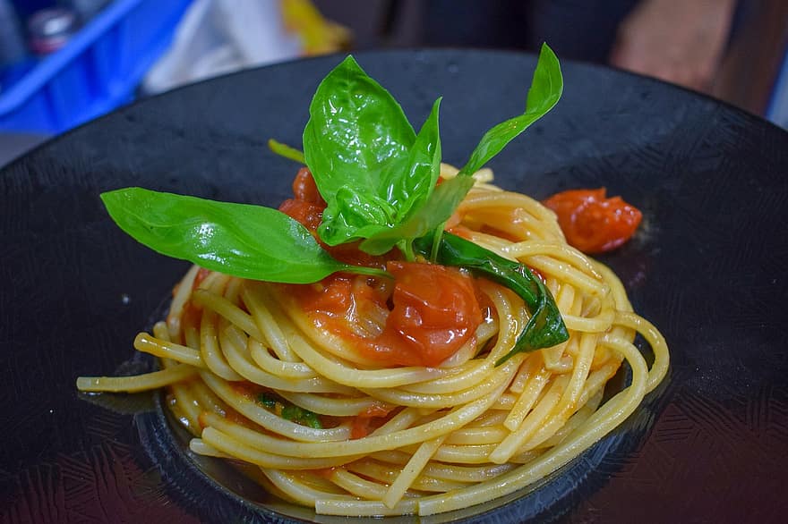 спагети, тестени изделия, италианска кухня, чиния, храна, представяне на храна, гарнитура, домат, босилек, брашно, здрав