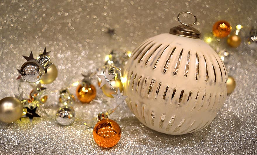 bolas de natal, christbaumkugeln, época de Natal, motivo de natal, Decoração de Natal, Natal, glitter, luzes, prata
