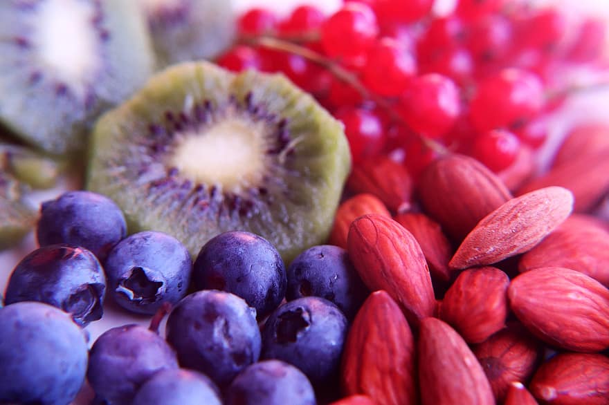 Beeren, Blaubeeren, Mandel, Kiwi, Johannisbeeren, Früchte, Lebensmittel, gesund, frisch, Frühstück, köstlich