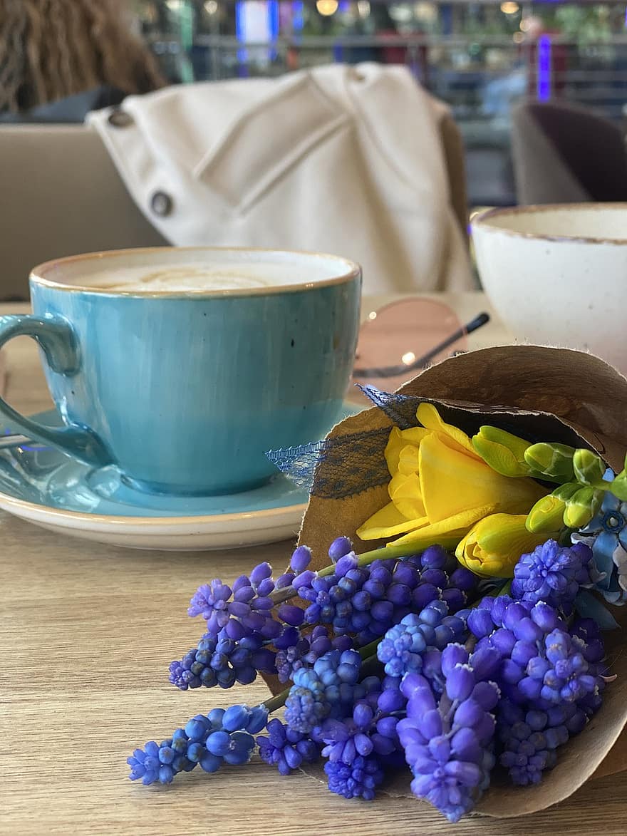 Muscari, blomster, kaffe, drikke, bord, træ, friskhed, tæt på, blå, baggrunde, mad