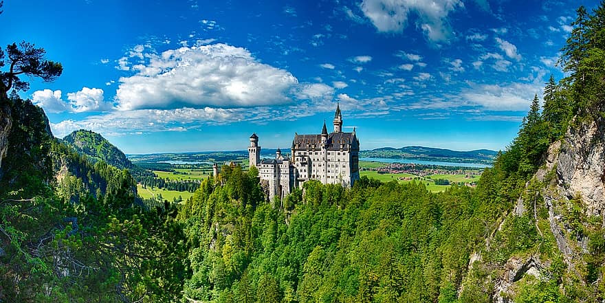 castello di neuschwanstein, castello, collina, alberi, boschi, cielo, nuvole, panorama, castello da favola, punto di riferimento, storico