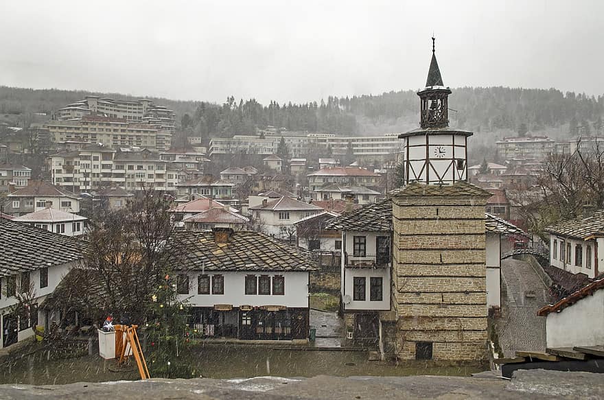 Tryavna, épületek, város, óratorony, városi tér, Óváros, házak, városi, hóesés, köd, Bulgária