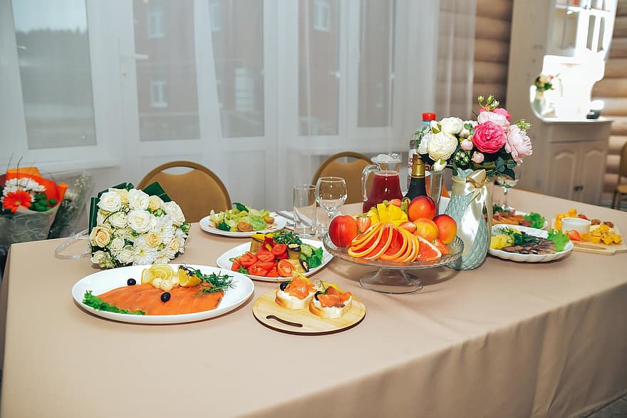 banquete de boda, banquete, triunfo, vacaciones, comida, las bebidas, servicio, mesas, sillas, decoraciones, decoración